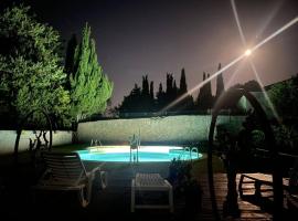 Haut de maison et piscine dans un domaine viticole，位于Montbrun-des-Corbières的酒店