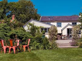 Cosy Cottage with Log Burner, Large Garden, Dog Friendly!，位于Monks Eleigh的度假屋