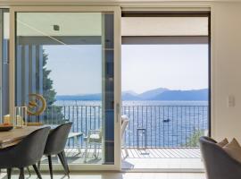 SalvatoreHomes - Luxurious Dreamview Waterfront Apartment in Torri del Benaco with Pool，位于托里德尔贝纳科的带泳池的酒店