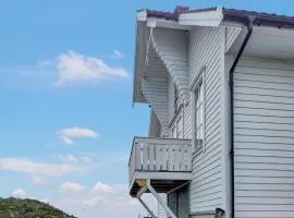 3 Bedroom Lovely Home In Stolmen