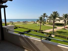 LaVista 5 Luxury 265 sqm Beachfront Villa with Pool View，位于艾因苏赫纳的酒店