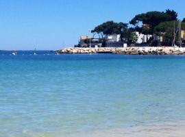 Lovely 4-person apartment 200 m from beaches Cap d'Antibes，位于胡安莱潘的酒店