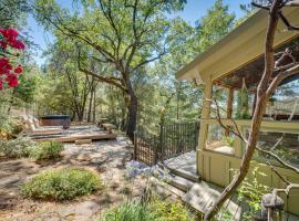 Meadow Vista Mountain Escape with River Views!，位于Meadow Vista的酒店