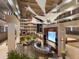 Embassy Suites by Hilton Atlanta Airport，位于亚特兰大马里兰大学帕克分校的酒店