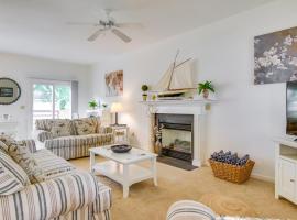 Nautical Family Home with Deck, Near Bethany Beach!，位于Frankford的别墅