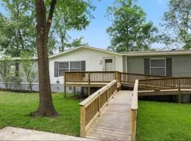 Accessible 3BR Home Sleeps 12, Pet-Friendly, Near Lake Conroe
