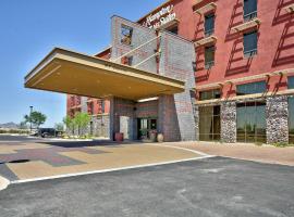 Hampton Inn & Suites Scottsdale at Talking Stick，位于斯科茨会说话的棍子咸河运动场附近的酒店