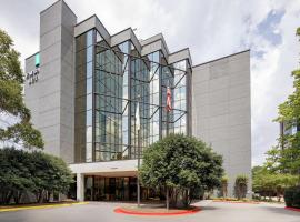 Embassy Suites by Hilton Atlanta Perimeter Center，位于亚特兰大的带按摩浴缸的酒店