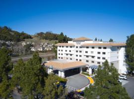 Embassy Suites by Hilton San Rafael Marin County，位于圣拉斐尔加利福尼亚多明尼克大学附近的酒店