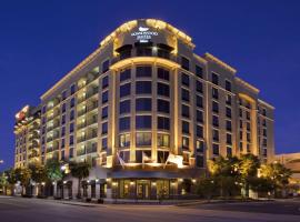 杰克逊维尔市区/南岸希尔顿惠庭套房酒店，位于杰克逊维尔Florida Theatre附近的酒店
