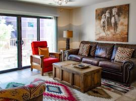 Cowboys & Angels - Classic Sedona style w/great location，位于塞多纳的公寓