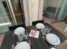 Apartment cosy with terrace 200m from the sandy beaches wifi，位于胡安莱潘的度假屋