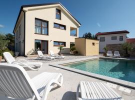 Apartments Kras 24 with Pool，位于塞扎纳的家庭/亲子酒店