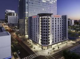 Hampton Inn & Suites Phoenix Downtown，位于凤凰城菲尼克斯会议中心附近的酒店
