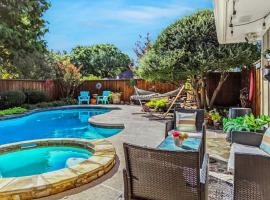 Gorgeous Plano Home ~ Private Backyard Pool Oasis，位于普莱诺的酒店