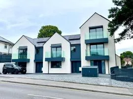 Stunning Brand New House - Sleeps 6 - Free Parking - Great Location - Fast WiFi - Smart TV - Close to Poole & Bournemouth & Sandbanks