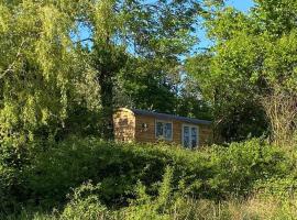 Drakes Mead Retreat - Shepherd's Hut，位于阿克斯明斯特的木屋