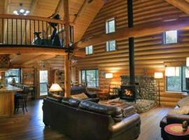 Eagles Nest - Natural Log Cabin with Guest House，位于爱德怀的度假屋