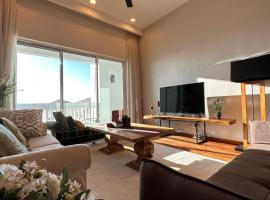 Cozy Straits Quay Seafront Suite，位于丹绒道光的Spa酒店