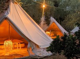 Garden Lake Camping，位于卡萨米尔的豪华帐篷