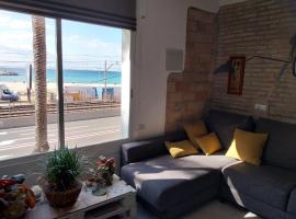 Apartamento con Terraza en primera línea mar，位于滨海普雷米亚的酒店