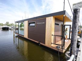 Revolution Houseboat，位于Strijensas的船屋