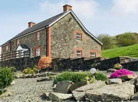 Sunnyside farmstay & hottub near Brecon Beacons sleeps 8