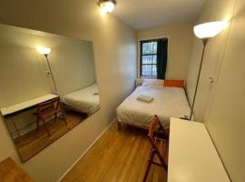 Central and Affordable Williamsburg Private bedroom Close to Subway，位于泽西市的酒店