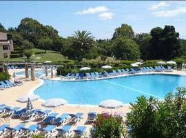 Appt Golfe de Saint-Tropez proche de la mer climatisé，位于格里莫的高尔夫酒店