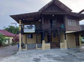 Warisan Homestay Anjung，位于丰盛港的木屋