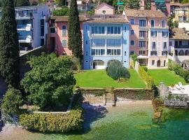 Luxury Lakeside Apartment right on the water，位于萨罗的酒店