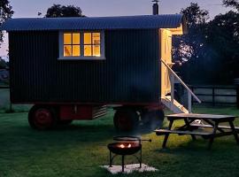 The Delkin Shepherds Huts Castle Combe，位于科姆堡的酒店