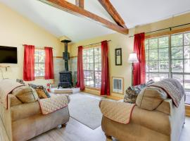 Scenic Lackawaxen Cottage with Pools and Ski Access!，位于Lackawaxen的酒店