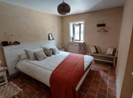 Chambre avec cuisine, vue et piscine privée au cœur du Beaujolais，位于波拉斯的酒店