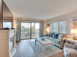 Swim and Relax St Helena Island Gem with Deck!，位于Oceanmarsh Subdivision的酒店