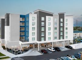 TownePlace Suites by Marriott Tampa Clearwater，位于克利尔沃特的带停车场的酒店