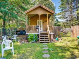 Mayfield Tiny Home with Porch, Walk to Beaches!，位于Benson的小屋