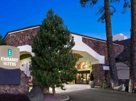 Embassy Suites by Hilton Flagstaff，位于弗拉格斯塔夫弗拉格斯塔夫普利亚姆机场 - FLG附近的酒店