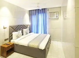 Frankstay By Hotel Preet in 05 mints walking Distance Nizamuddin Railway Station