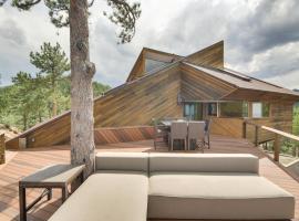 Luxe Boulder Barrett House on Mtn Peak with Hot Tub，位于博尔德的别墅