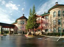 Hilton Santa Cruz Scotts Valley，位于圣克鲁兹高空滑索游乐场附近的酒店