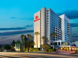 洛杉矶伍德兰德希尔斯希尔顿酒店，位于伍德兰希尔斯的带停车场的酒店