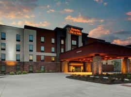 Hampton Inn & Suites Pittsburg Kansas Crossing，位于匹兹堡乔普林区域机场 - JLN附近的酒店