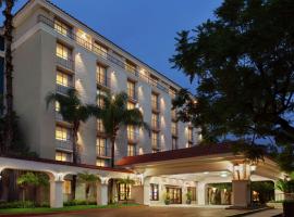 Embassy Suites by Hilton Arcadia-Pasadena Area，位于阿卡迪亚的酒店
