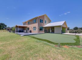 26-Acre Pilot Point Ranch Home with Pool and Mini Golf，位于Pilot Point的酒店