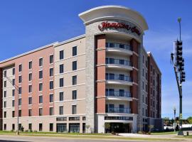 Hampton Inn Cedar Falls Downtown, Ia，位于锡达福尔斯加拉格尔布鲁多恩表演艺术中心附近的酒店