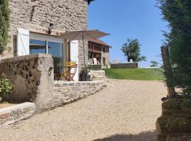 gîte dans ancien moulin，位于Sainte-Hélène的酒店