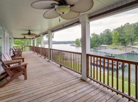 Lakefront Horseshoe Bend Home with Boat Dock!，位于Horseshoe Bend的酒店
