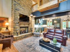 Luxurious Clarkesville Cabin with Decks and Fire Pit，位于Clarkesville的酒店