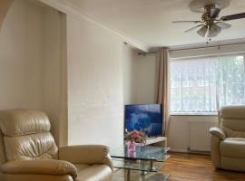 offering cheerfull and spacious rooms throught this 3 bed room semi detached house with large garden and off-street parking.，位于Addington的酒店